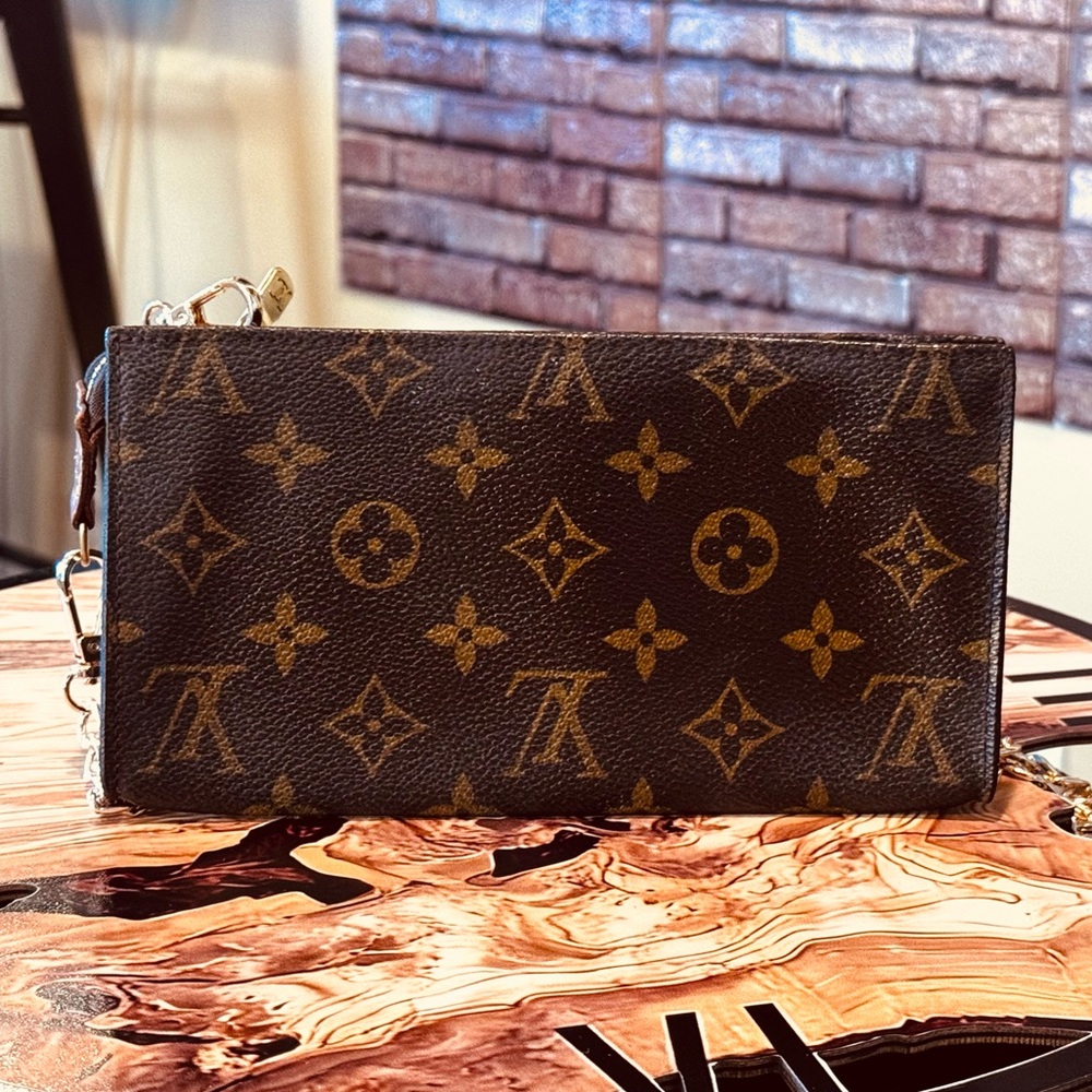 LOUIS VUITTON GM Monogram Pochette/Pouch Mini Bag. - Picture 4 of 13